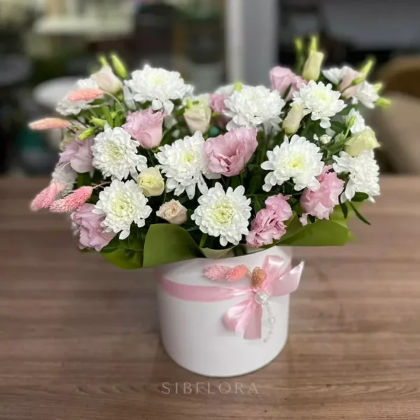 Хризантемы и эустомы в коробке