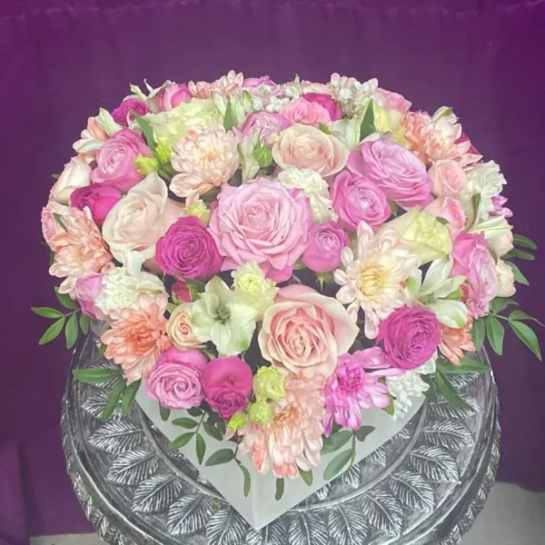 Хризантемы и розы в коробке сердце