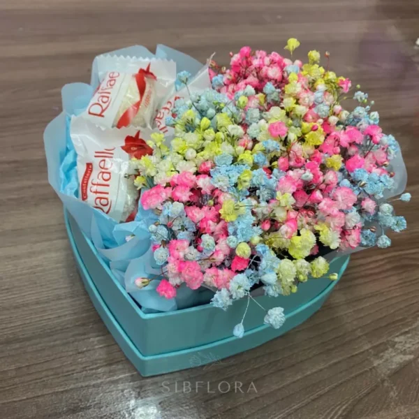 Конфеты и гипсофила в коробке сердце