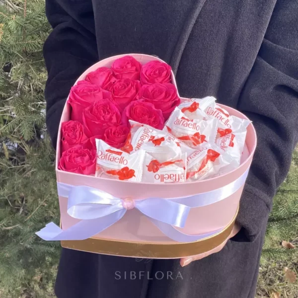 Конфеты и розы в коробке сердце