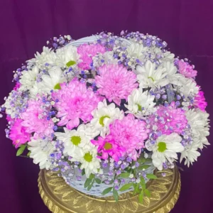 Кустовые хризантемы и гипсофилы в корзине