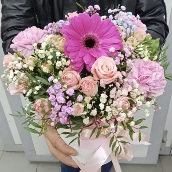 Кустовые розы, диантусы и гипсофилы в коробке