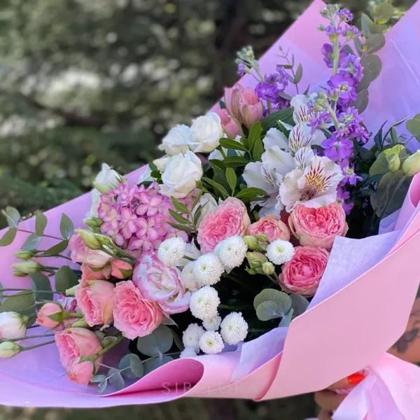 Букет из розы, эустомы и маттиолы