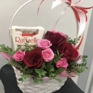 Розы и фисташка в корзине