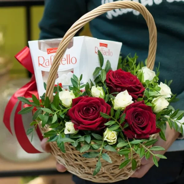 Розы, конфеты и фисташка в корзине