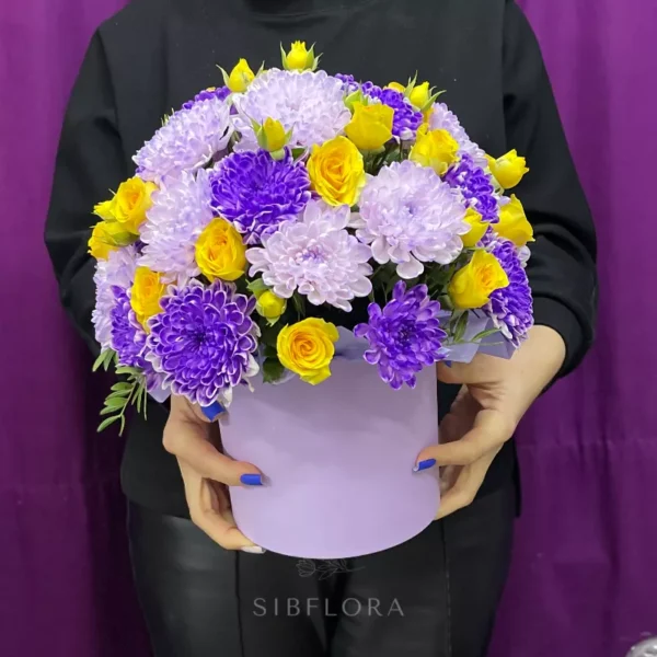 Желтые розы и хризантемы в коробке