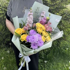 Букет из желтых роз, хризантем и маттиолы