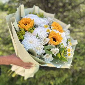 Букет из хризантем, подсолнухов и альстромерий