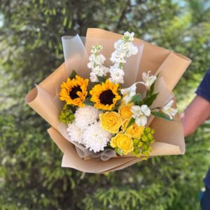 Букет из хризантем, подсолнухов и роз