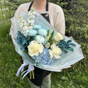 Букет из хризантем, роз и гортензии