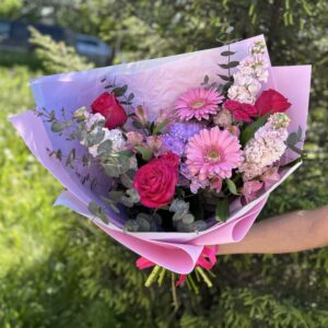 Букет из хризантем, роз и маттиолы