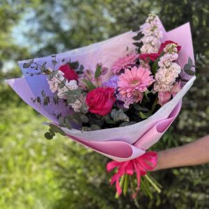 Букет из хризантем, роз и маттиолы