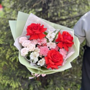 Букет из красных роз, хризантем, роз и альстромерий