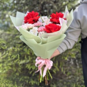 Букет из красных роз, хризантем, роз и альстромерий