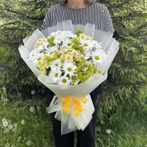 Букет из кустовых хризантем и хризантем сантини