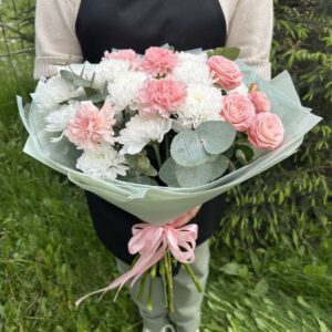 Букет из кустовых роз, хризантем и диантусов