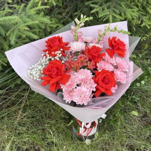 Букет из красных роз и хризантем №378