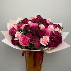 Букет из кустовых и одиночных роз №391