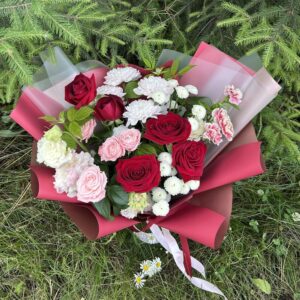 Букет из роз, эустом и хризантем №377