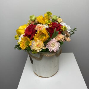 Подсолнух, хризантемы и розы в коробке №390