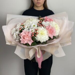 Букет из хризантем, гипсофил и роз №420