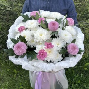 Букет из кустовых хризантем и диантусов №404