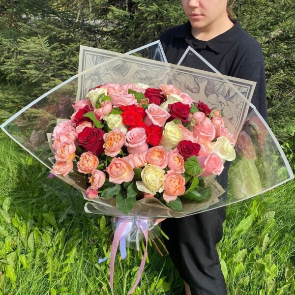Букет из одноголовых и кустовых роз №423