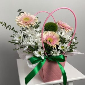 Герберы и хризантемы в сумочке №425