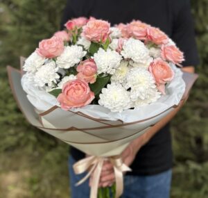 Букет из хризантем и пионовидных роз №450