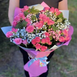 Букет из кустовых роз и гипсофилы №451