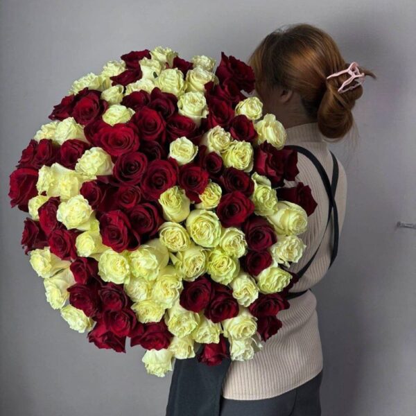 Букет из 101 красной и белой розы №445