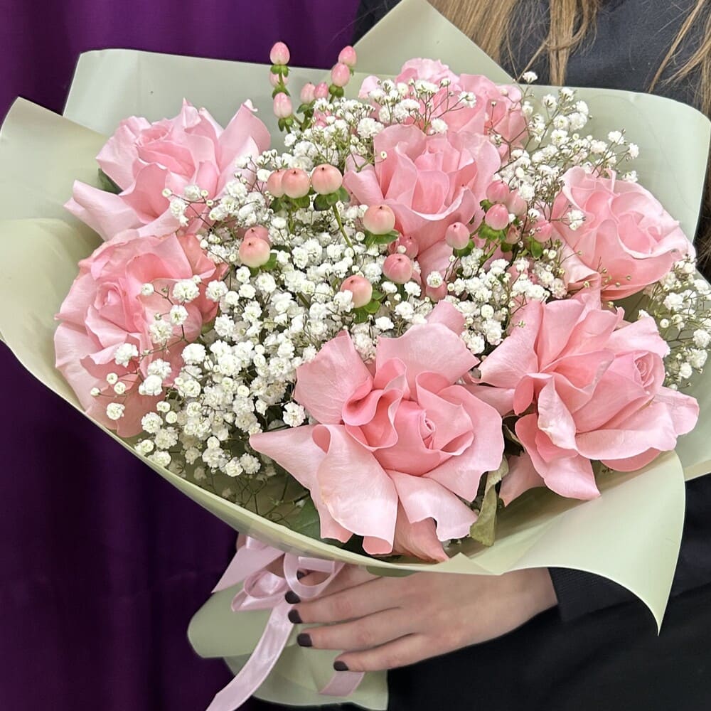 buket-iz-francuzskih-roz-s-gipsofiloj-481
