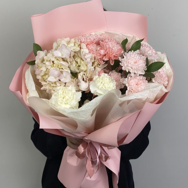 buket-iz-gortenzii-s-hrizantemami-504