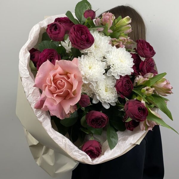 buket-iz-kustovyh-roz-s-alstromeriej-507