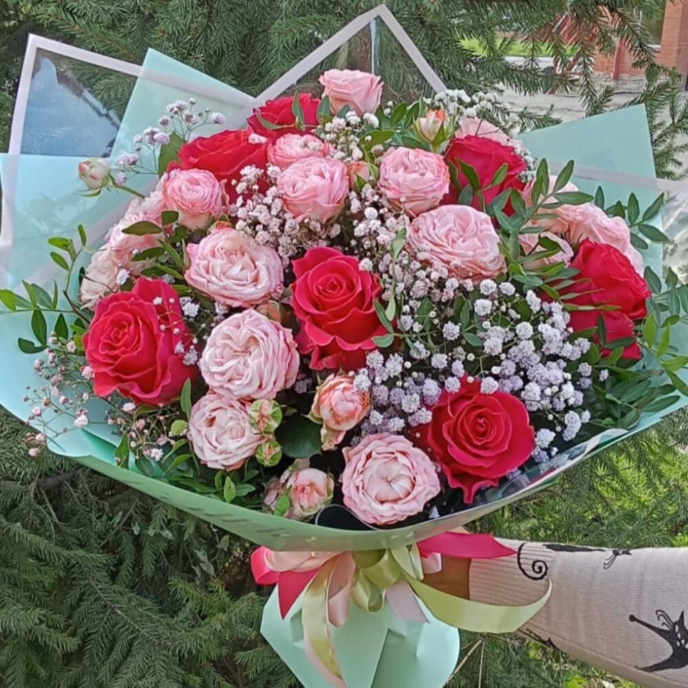 buket-iz-roz-s-gipsofiloj-480