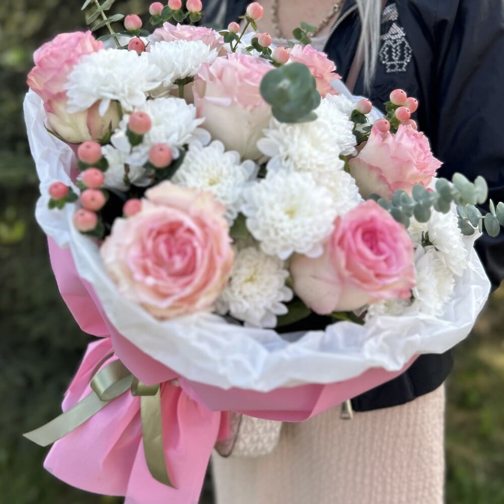 buket-iz-roz-s-hrizantemami-i-giperikumom-457-2