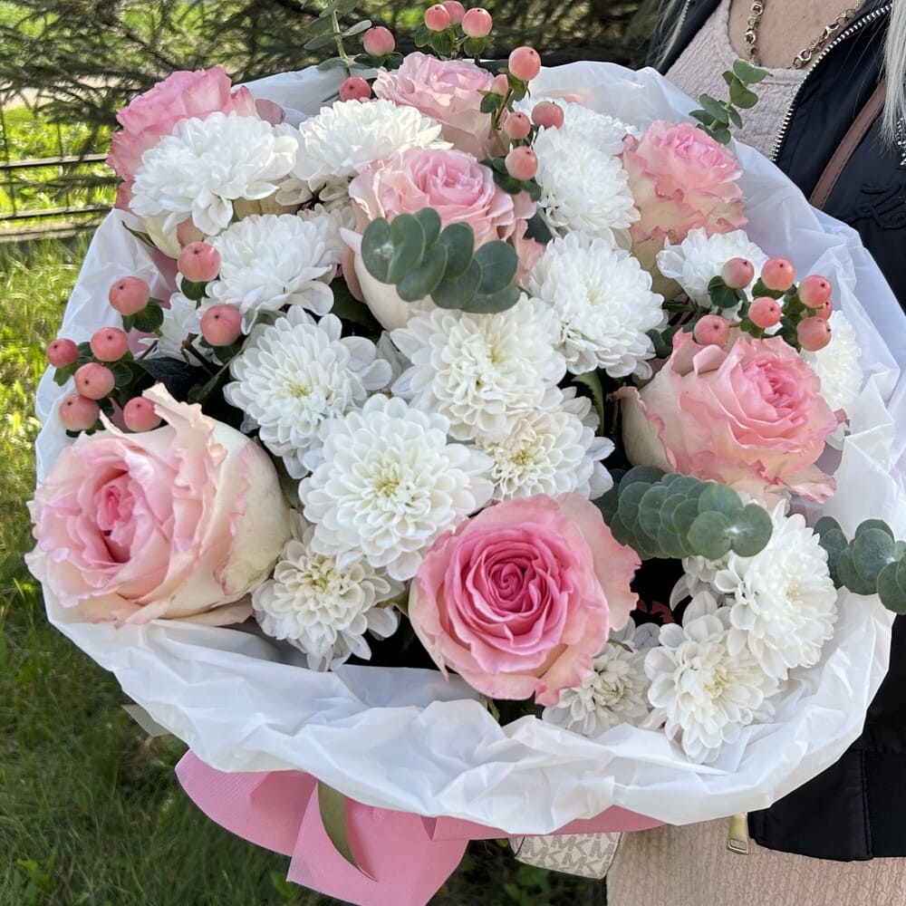 buket-iz-roz-s-hrizantemami-i-giperikumom-457