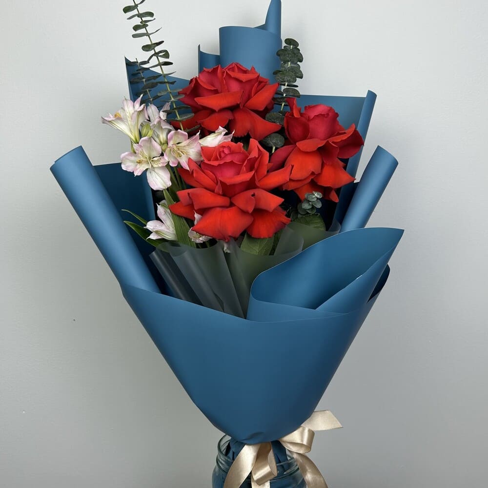 buket-iz-francuzskih-roz-s-alstromeriej-510-2