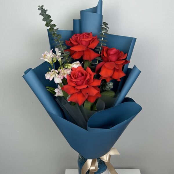 buket-iz-francuzskih-roz-s-alstromeriej-510