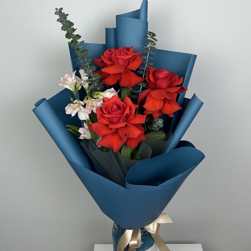 buket-iz-francuzskih-roz-s-alstromeriej-510 buket-iz-francuzskih-roz-s-alstromeriej-510