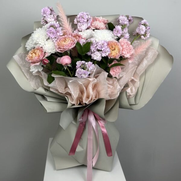 buket-iz-hrizantem-i-matrikarii-512