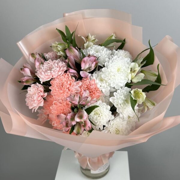 buket-iz-kustovyh-hrizantem-i-alstromerii-530