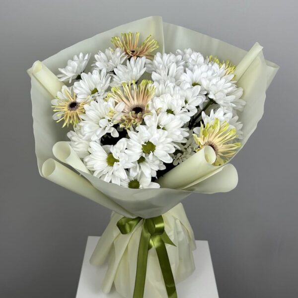 buket-iz-kustovyh-hrizantem-i-gereber-528