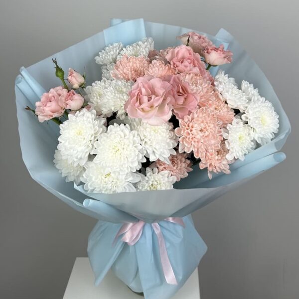 buket-iz-kustovyh-hrizantem-i-roz-529