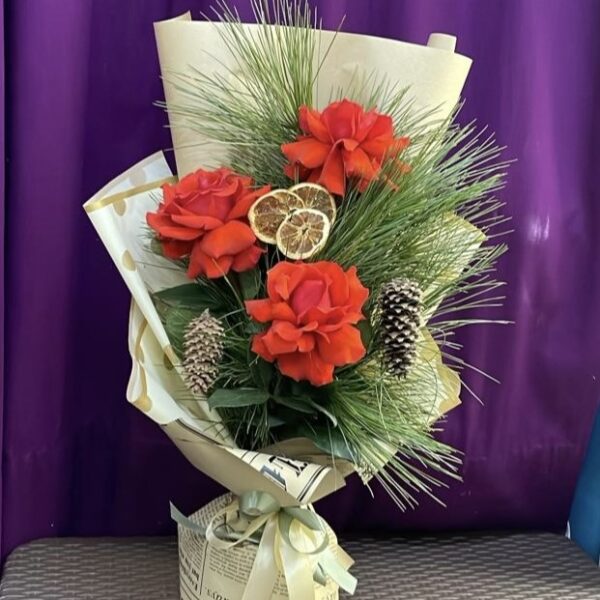 novogodnij-buket-iz-francuzskih-roz-s-kedrom-521