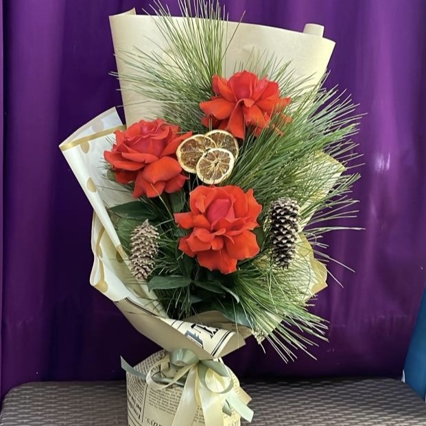 novogodnij-buket-iz-francuzskih-roz-s-kedrom-521 novogodnij-buket-iz-francuzskih-roz-s-kedrom-521