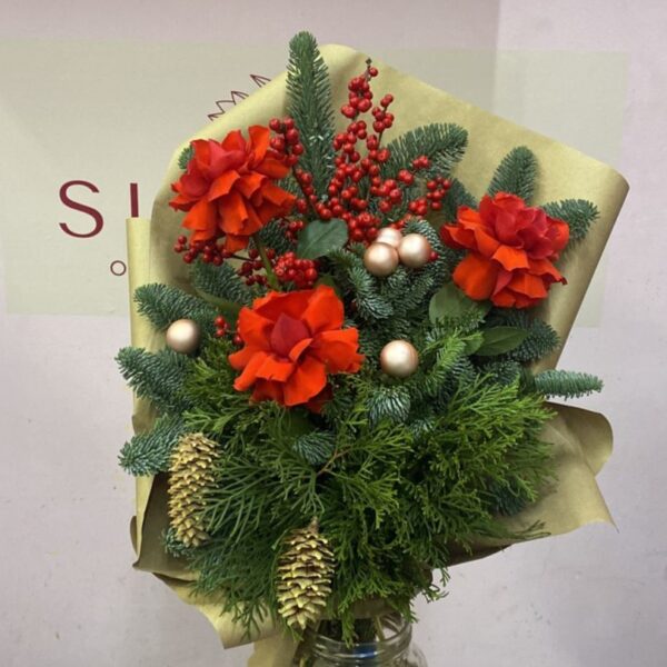 novogodnij-buket-iz-nobilisa-s-francuzskimi-rozami-525