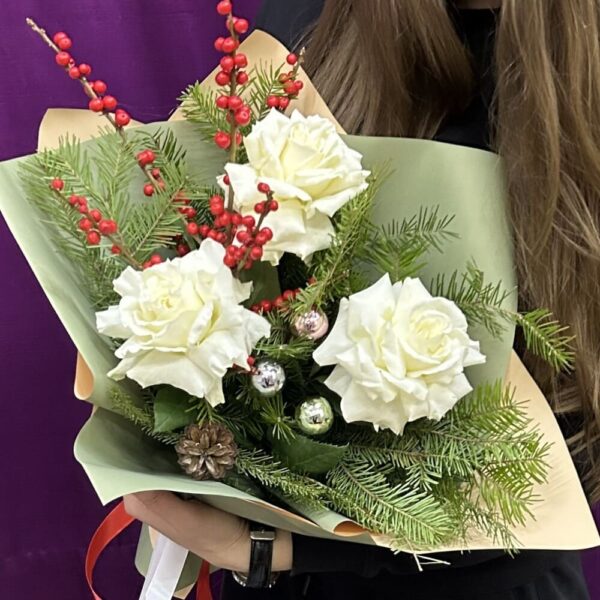 novogodnij-buket-iz-nobilisa-s-francuzskimi-rozami-526