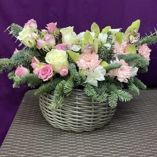 novogodnyaya-korzina-iz-nobilisa-s-hrizantemami-i-rozami-520
