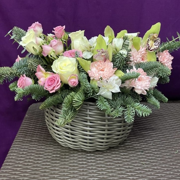 novogodnij-buket-iz-nobilisa-s-rozami-i-hrizantemami-520 novogodnyaya-korzina-iz-nobilisa-s-hrizantemami-i-rozami-520